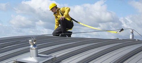 5 lời khuyên an toàn cần tuân theo khi làm việc trên mái nhà