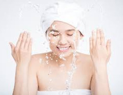 Nước axit yếu rửa mặt, làm đẹp