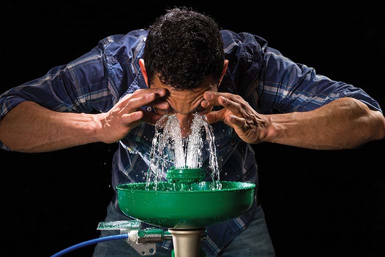 Bồn rửa mắt khẩn cấp là gì