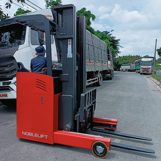 Xe nâng điện tầm cao đứng lái 1500kg NOBLELIFT RT15A